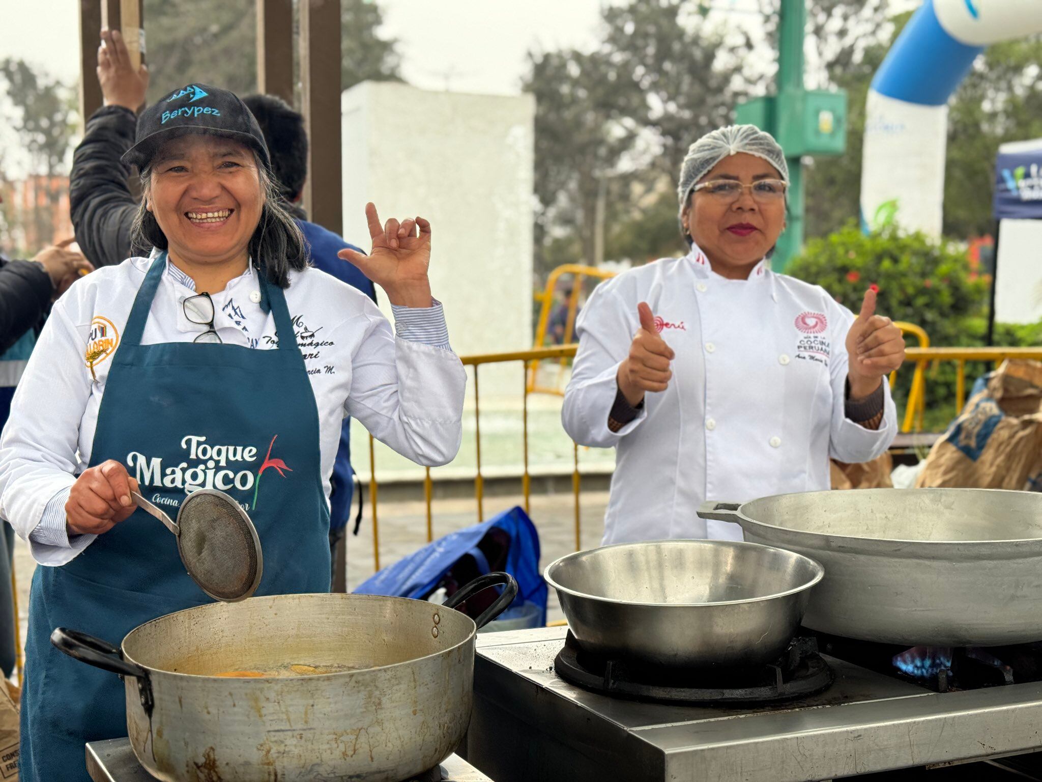 Cocineros destacados lideran la preparación colectiva del pan con chicharrón más grande del mundo en Lima.