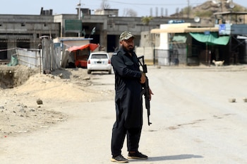 Oficiales de seguridad pakistaníes montan