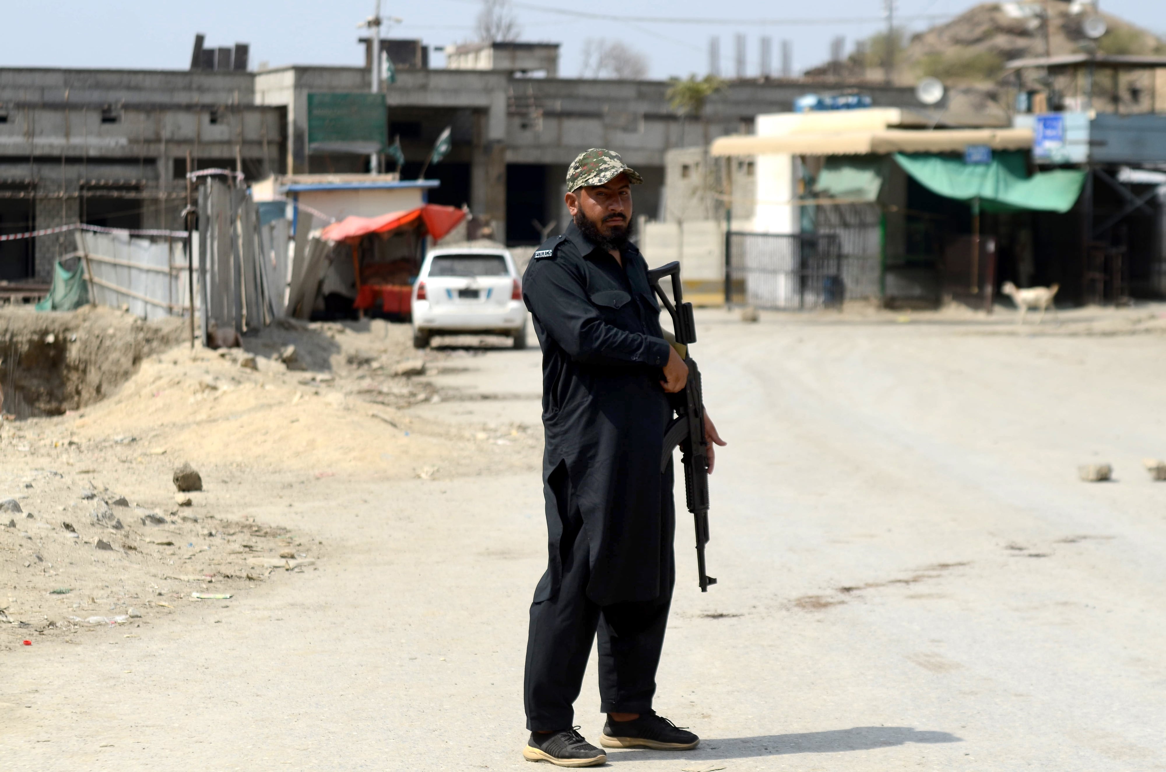 Oficiales de seguridad pakistaníes montan guardia en la frontera luego de enfrentamientos entre fuerzas de seguridad de Pakistán y Afganistán (Europa Press/Archivo)
