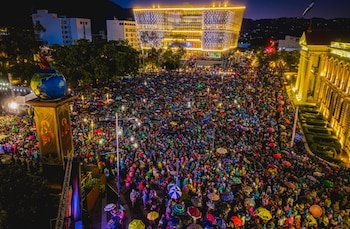 Miles de fieles se congregaron en el Centro Histórico de San Salvador durante la tradicional bajada del Divino Salvador del Mundo, en el marco de las Fiestas Agostinas (Cortesía: Secretaría de Prensa).