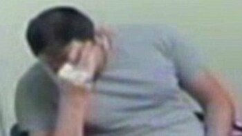 Jeffrey, con las manos lastimadas,