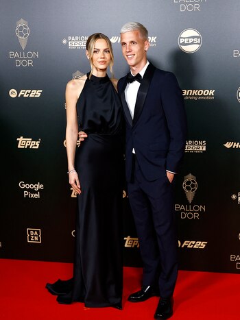 Dani Olmo dijo presente con su novia, la influencer Laura Abla Schmitt. El jugador del Barcelona se lució con una apariencia clásica y pulida. Ella vistió un elegante vestido negro largo de textura satinada. (REUTERS/Sarah Meyssonnier)