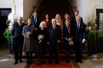 El rey Alberto de Bélgica, la reina Paola, el príncipe Laurent, la princesa Claire, la princesa Astrid y el príncipe Lorenz posan para fotografías con el primer ministro Alexander De Croo y miembros del gobierno belga, durante una ceremonia en el Parlamento belga en honor al Día del Rey en Bruselas, Bélgica, el 15 de noviembre de 2022. (REUTERS/Yves Herman).
