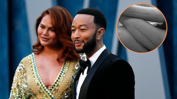 John Legend y Chrissy Teigen posan sonrientes en un evento, ella con cabello rojo y vestido brillante, él de esmoquin. Un óvalo muestra brazos con tatuajes
