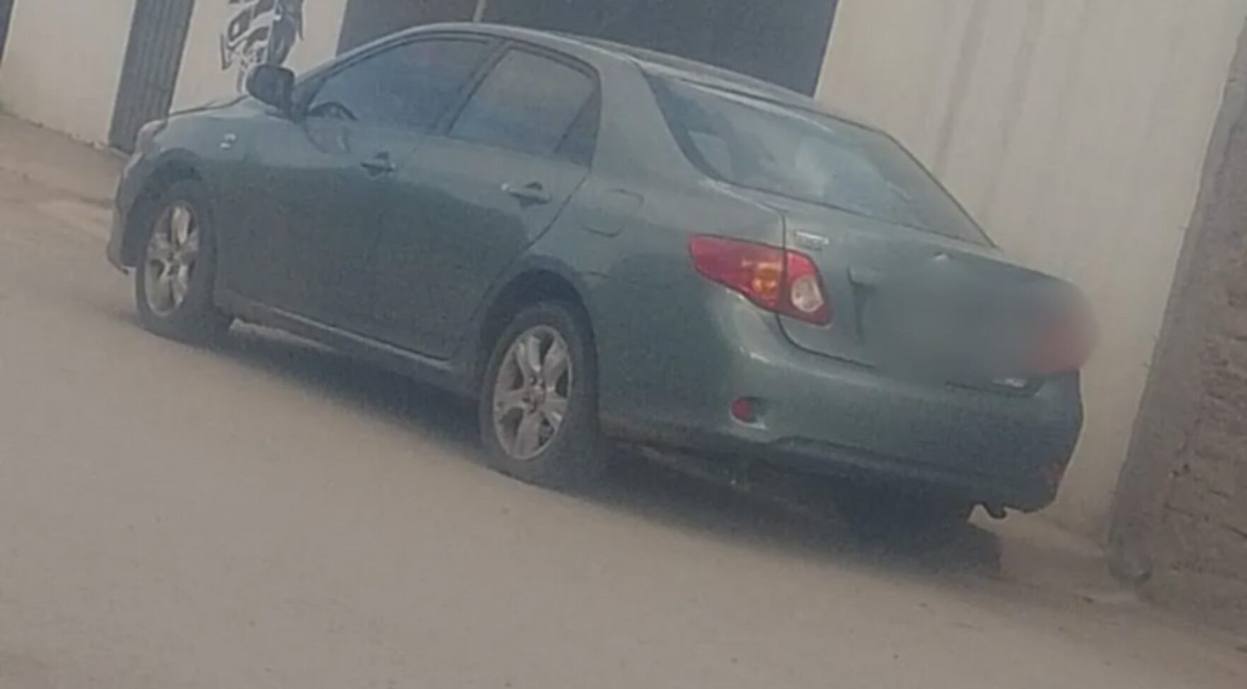 El Toyota Corolla donde el joven prófugo se trasladaba en el momento de ser detenido en un control vehicular en Las Heras (Ministerio de Seguridad de Mendoza)