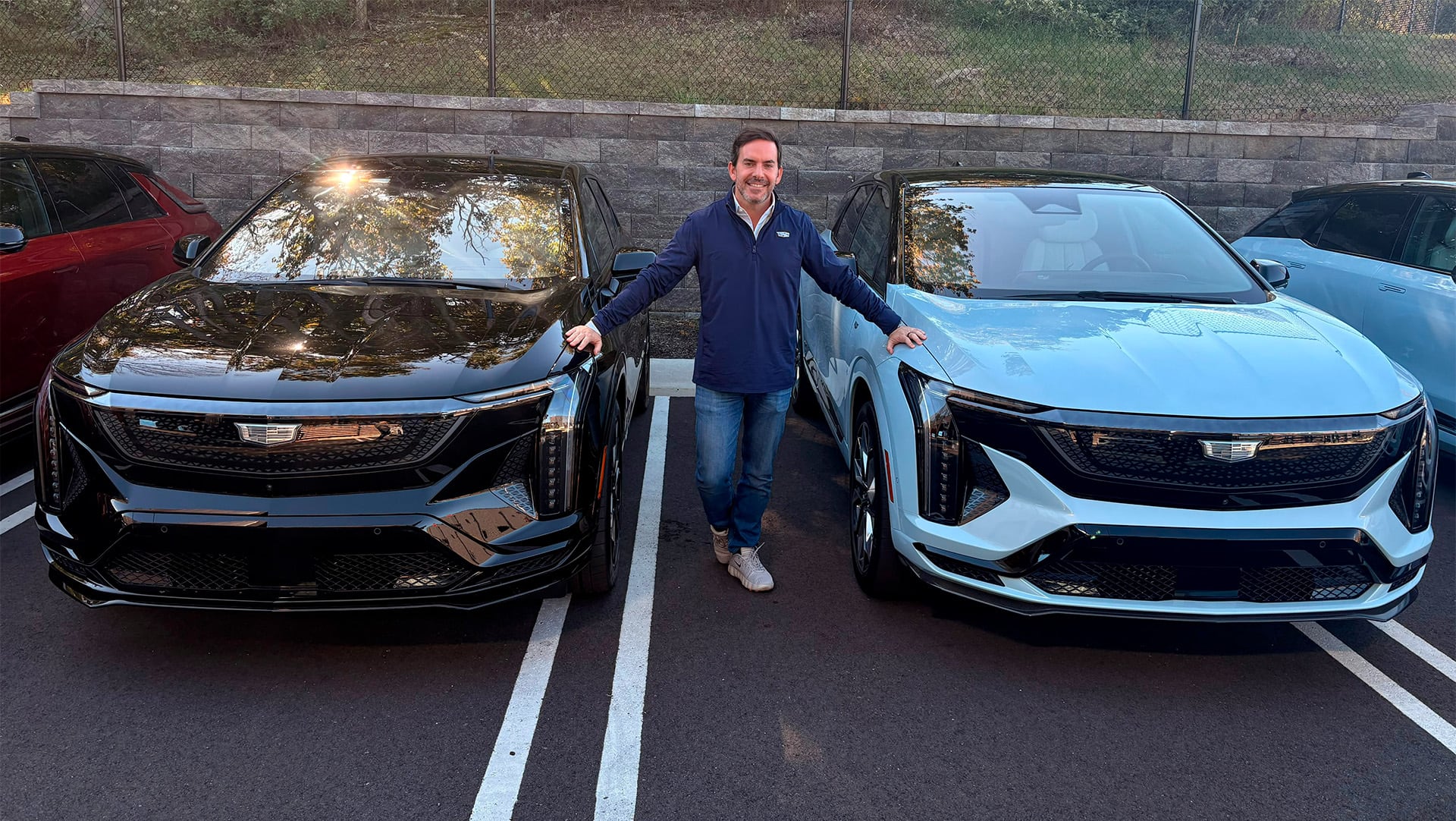 Fabio Rua, vicepresidente de General Motors Sudamérica, posa entre dos vehículos Cadillac tras señalar a Argentina como mercado prioritario en la región. (Infobae)