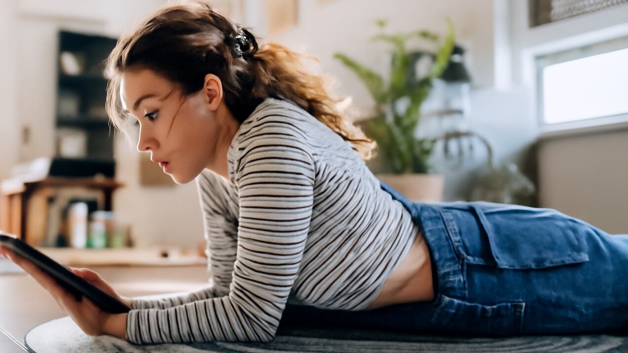 El “tiempo boca abajo” surge como una práctica sencilla para aliviar tensiones cervicales y mejorar la postura en adultos sedentarios (Imagen Ilustrativa Infobae)