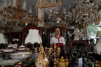 Un vendedor de candelabros y