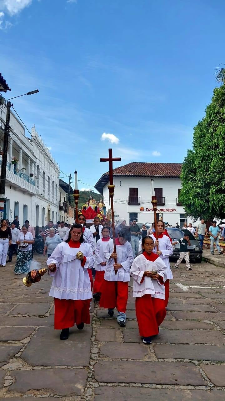 El término monaguillo proviene del griego y su función es asistir al sacerdote durante la misa y otros rituales - crédito Parroquia Nuestra señora de Monguí - Charalá Santander / Facebook