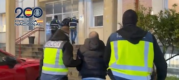 Los detenidos escoltados por los