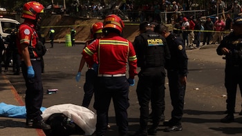 Dispararon contra cuatro personas y mataron a dos en zona concurrida de la Ciudad de Guatemala