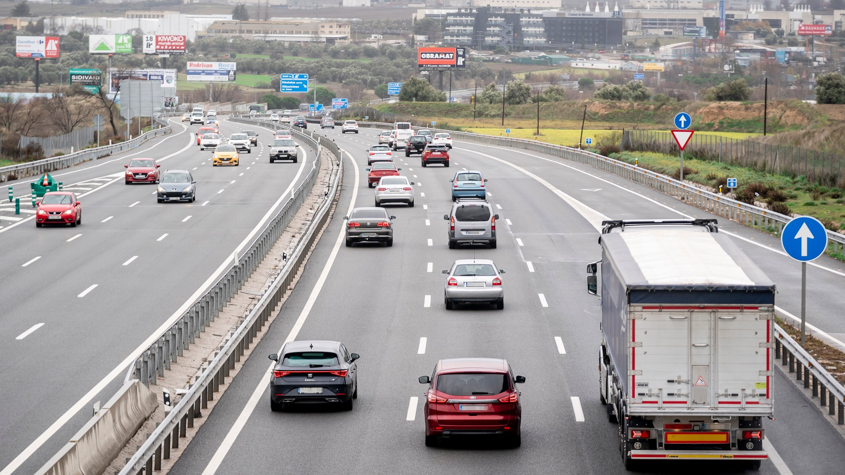 Varios coches circulan por una autovía, en Madrid. (A. Pérez Meca / Europa Press)