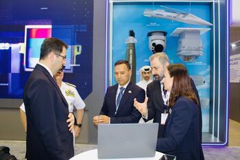 Pedro Sánchez en reunión con altos mandos de Qatar y Turquía durante el Dimdex 2026 en Doha