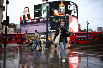Una mujer camina por Picadilly Circus, en Londres, Gran Bretaña, el 14 de diciembre de 2020. REUTERS / Henry Nicholls. Foto de archivo