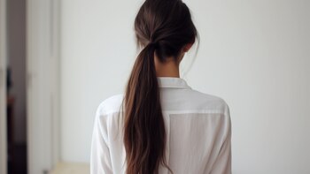 Los melanocitos son las células responsables de producir la melanina, el pigmento que da color al cabello (Imagen Ilustrativa Infobae)