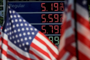 El precio promedio de la gasolina en Estados Unidos alcanzó USD 4,15 por galón y marcó un récord histórico para septiembre durante el fin de semana del Día del Trabajo (REUTERS/Mike Segar/File Photo)