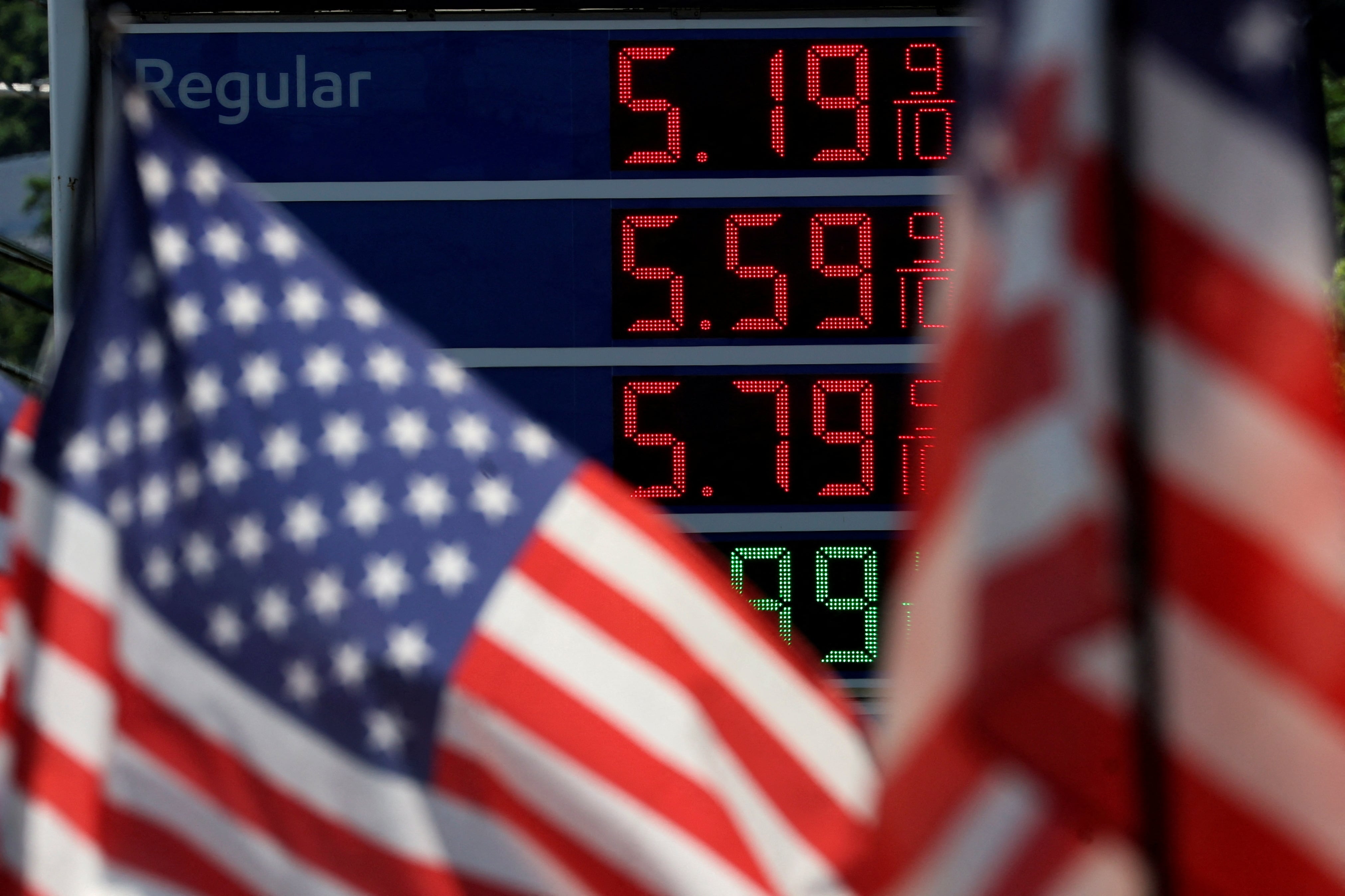 El precio promedio de la gasolina en Estados Unidos alcanzó USD 4,15 por galón y marcó un récord histórico para septiembre durante el fin de semana del Día del Trabajo (REUTERS/Mike Segar/File Photo)