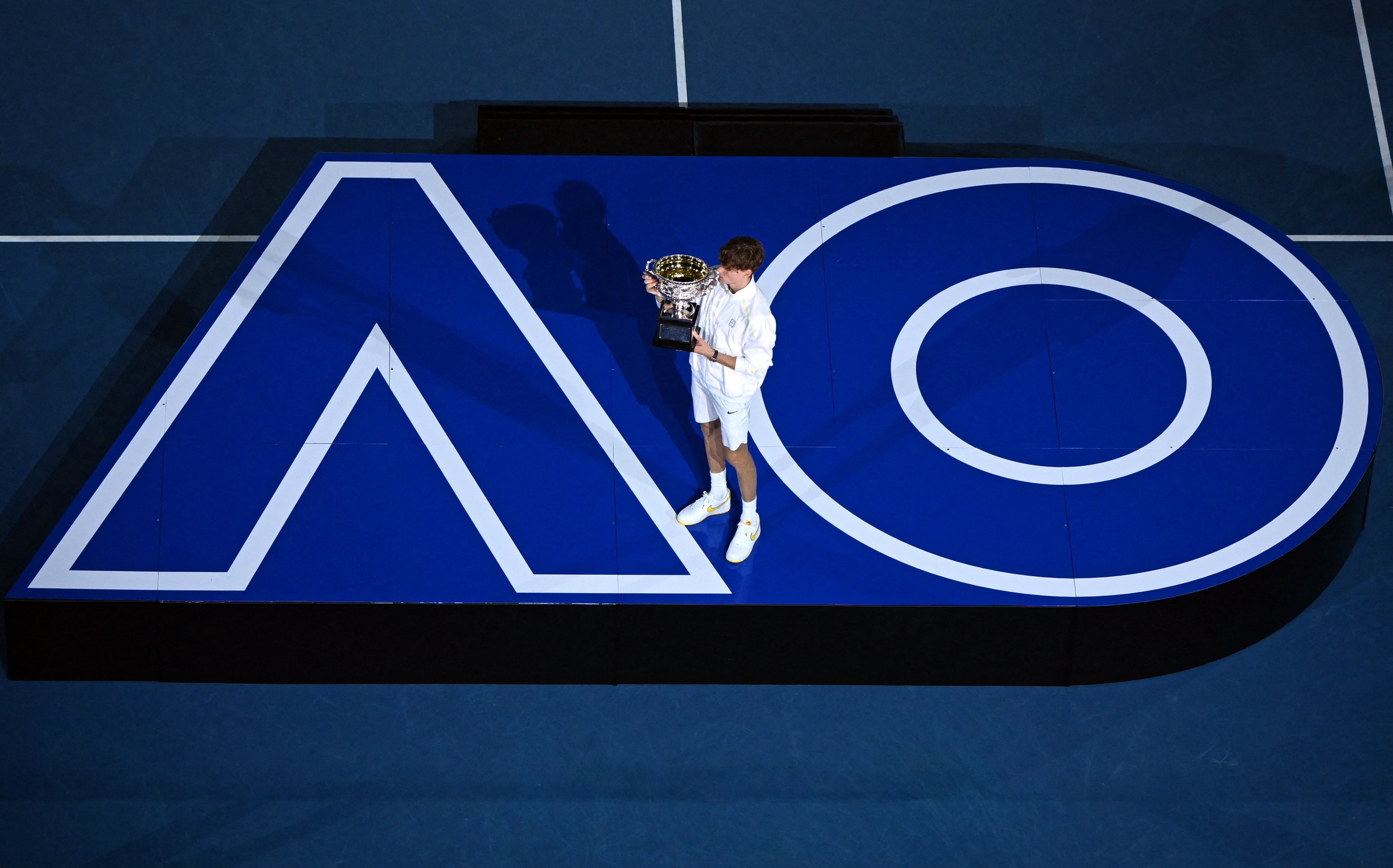 Jannik Sinner posa con el trofeo de campeón de la edición 2025 en el cuadro individual masculino (Fuente: REUTERS/Jaimi Joy)