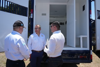 Gobierno entrega transporte de traslado al sistema penitenciario