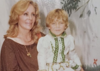 Cristian Castro sentado con su