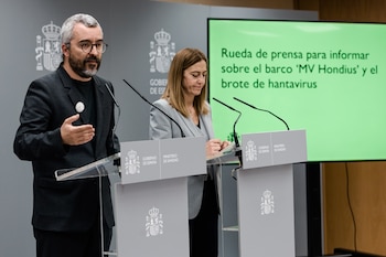 El secretario de Estado de Sanidad, Javier Padilla (i), y la secretaria general de Protección Civil y Emergencias, Virginia Barcones (d), ofrecen una rueda de prensa, en la sede del Ministerio de Sanidad, a 8 de mayo de 2026, en Madrid (España)