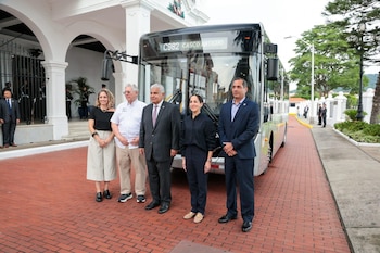El presidente José Raúl Mulino encabezó el inicio de operaciones de los cinco buses eléctricos acompañado por los ministros JMaría Eugenia Herrera (Cultura) y Gloria De León (Turismo), además del director de la ATTT, Nicolás Brea Kavasila, y el gerente general de MiBus, Carlos Sánchez Fábrega. Cortesía