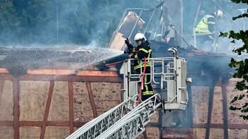 Los bomberos tratan de controlar