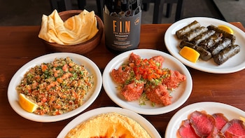 Un viaje por la cocina armenia en pleno Buenos Aires: platos tradicionales y vinos que cuentan historias