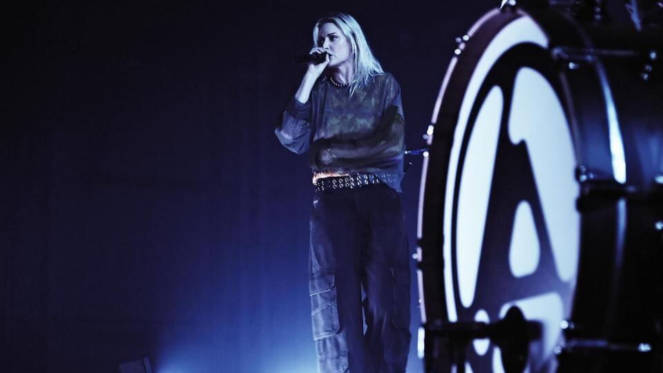 Emily Armstrong, cantante de Linkin Park quedó en el ojo de la controversia por sus nexos con la ciencologia y su apoyo al actor Eric Masterson, condenado por violación de dos mujeres en 2023 - crédito Linkin Park/Facebook