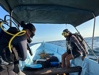 Técnicos instalan un hidrófono en aguas del Refugio de Vida Silvestre Isla Iguana, en Los Santos, para monitorear la actividad de cetáceos durante la temporada migratoria. Tomada de MiAmbiente