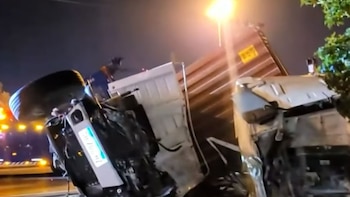 Un camión chocó contra dos