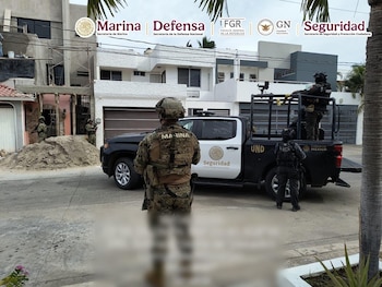 Elementos de la Secretaría de Marina, Secretaría de Seguridad y Protección Ciudadana y Fiscalía General de la República detuvieron en Mazatlán a dos presuntos integrantes de “Los Chapitos” y aseguraron armas de alto poder, granadas, droga, equipo táctico y un vehículo