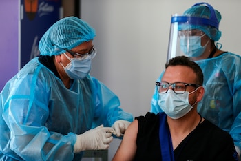 Imagen de referencia. Doctor recibe