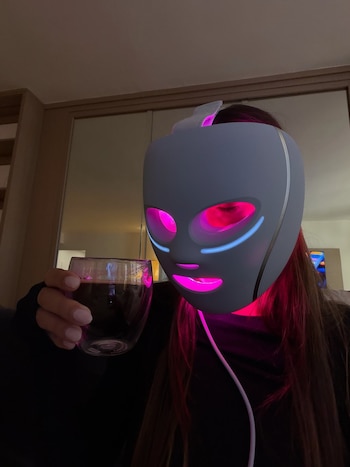 La influencer se sumó a la tendencia del skincare tecnológico utilizando una máscara facial LED de última generación