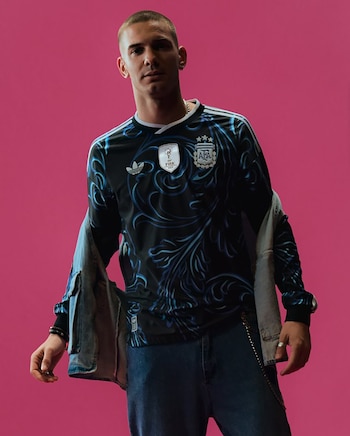 Un modelo masculino posa con