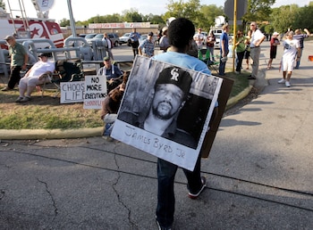 Septiembre de 2011. Manifestantes fuera del Texas Departamento de Justicia Criminal de Huntsville, Texas . En los momentos previos a la ejecución de Lawrence Russell Brewer uno de los asesinos de James Byrd Jr.
(AP Photo/David J. Phillip, File)