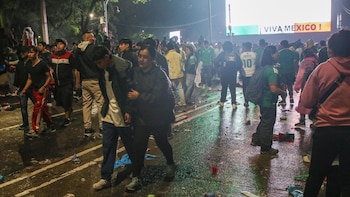 Aficionados se retiran del Ángel de la Independencia tras derrota de México ante Inglaterra y saturan Metro CDMX