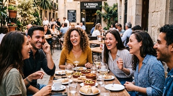Grupo de personas riendo juntas durante una charla o reunión, que ilustra el carácter social y contagioso de la risa descrito en investigaciones de neurociencia