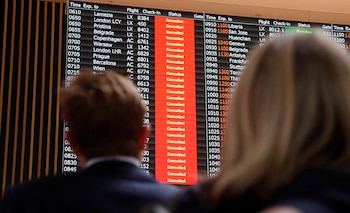 Miles de vuelos están siendo