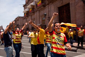 Aficionados del Morelia protestaron por