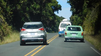 Adelantar en curvas o cruces
