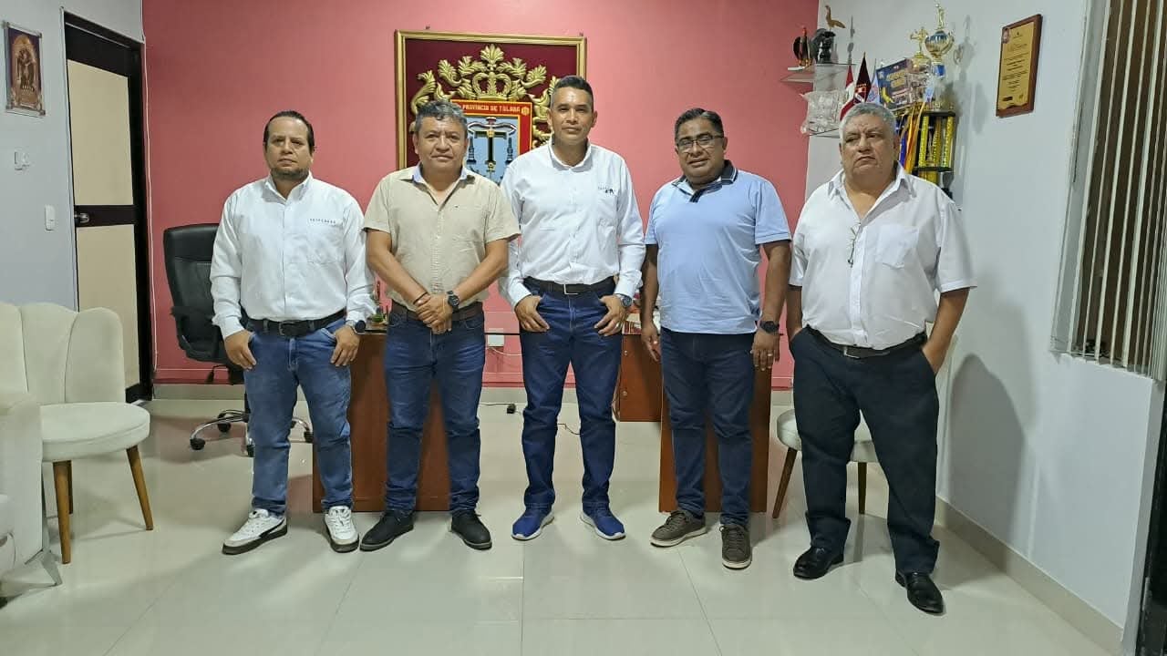 De izquierda a derecha: Harold Arrazábal Tinedo (dirigente sindical), Sigifredo Zárate Vite (alcalde), Rodolfo Dioses Becerra (dirigente sindical), Jorge Vilela (gerente municipal) y Jorge Arica (asesor sindical).