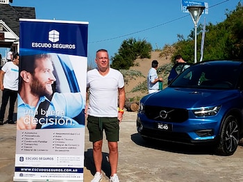 Leandro Rud junto a Escudo