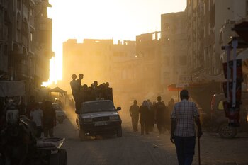 Palestinos desplazados por el bombardeo israelí sobre la Franja de Gaza caminan por una calle en Jan Yunis, en el sur de Gaza, el sábado 29 de junio de 2024. (AP Foto/Jehad Alshrafi)