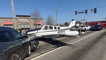 Una avioneta aterrizó de emergencia