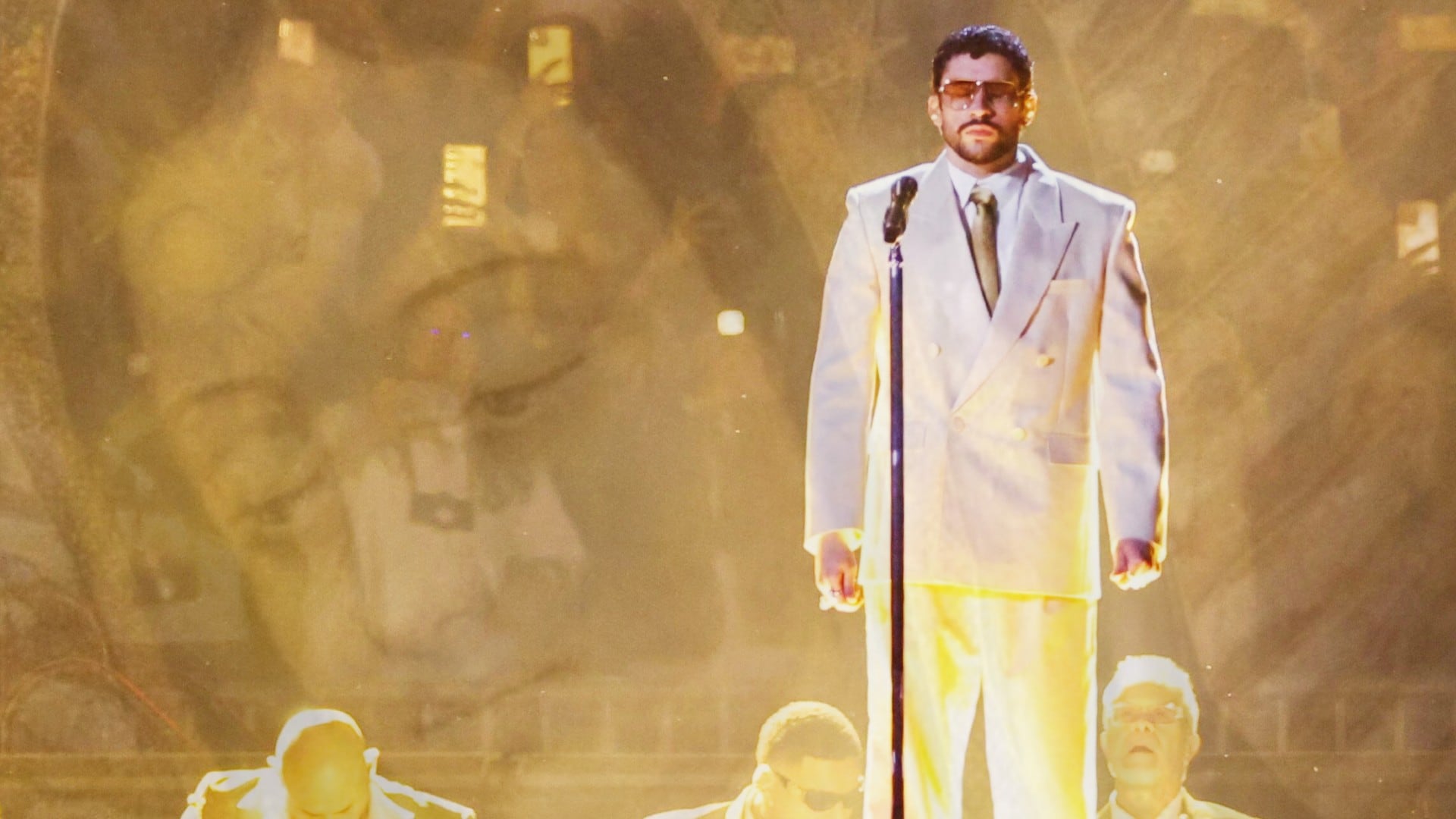 Bad Bunny celebra a la Virgen de Guadalupe en su tercer concierto en México y fans cantan “La Guadalupana” | VIDEO