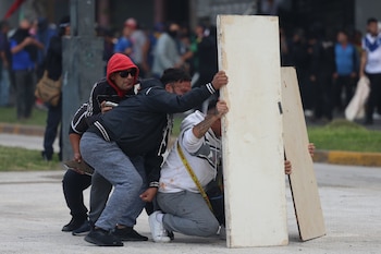 Los manifestantes se defendieron de