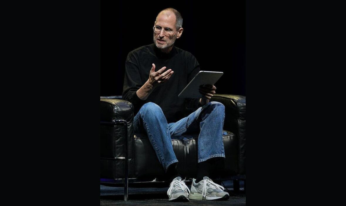 A 20 años de su icónico discurso en Stanford, el legado de Steve Jobs revive con una versión remasterizada y la frase que marcó generaciones (Fotocomposición Infobae)