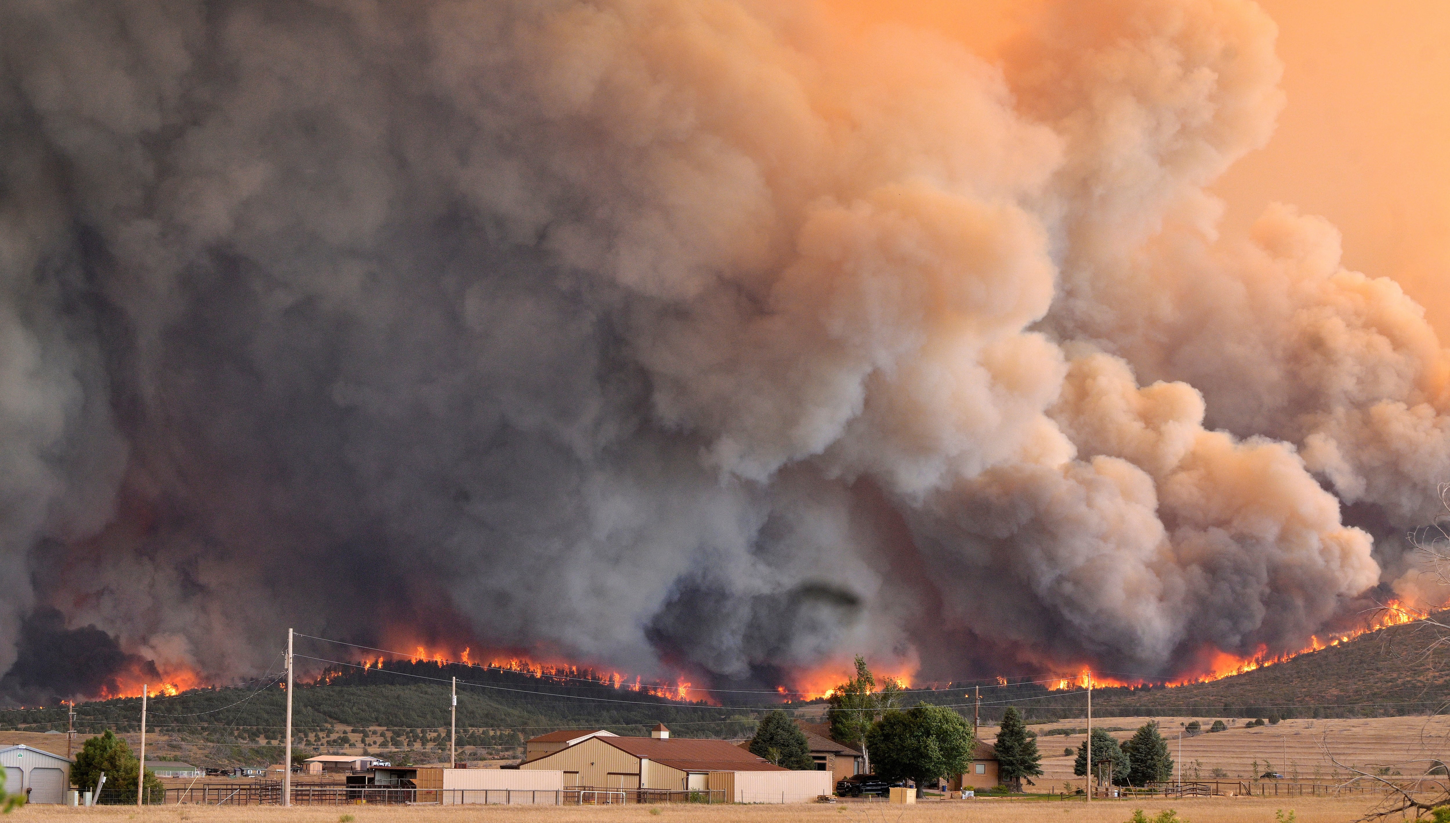Las autoridades informaron que el incendio de Aspen Acres consumió unos 297 kilómetros cuadrados en dos condados de Colorado y seguía sin contención (Jerilee Bennett/The Gazette via AP)