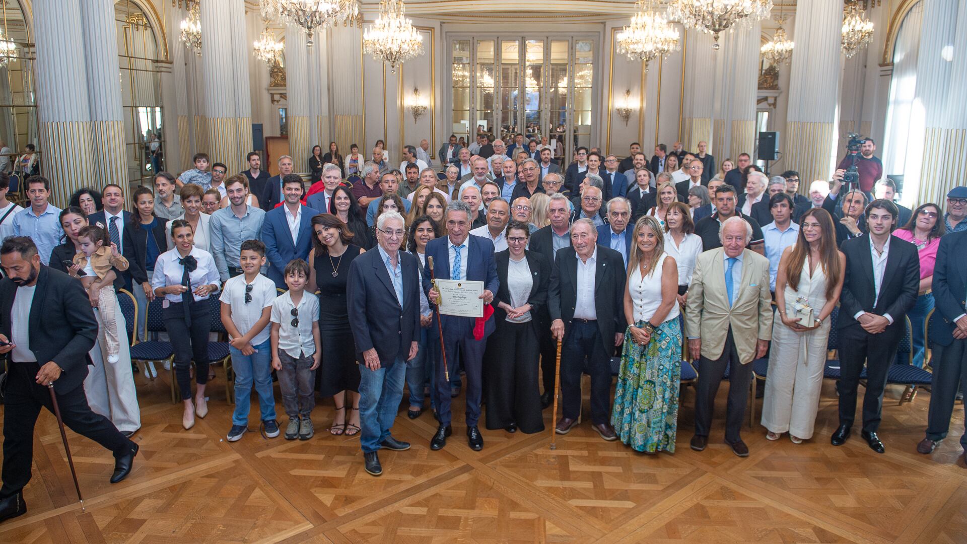 Al finalizar el acto se hizo “la foto del fotógrafo”